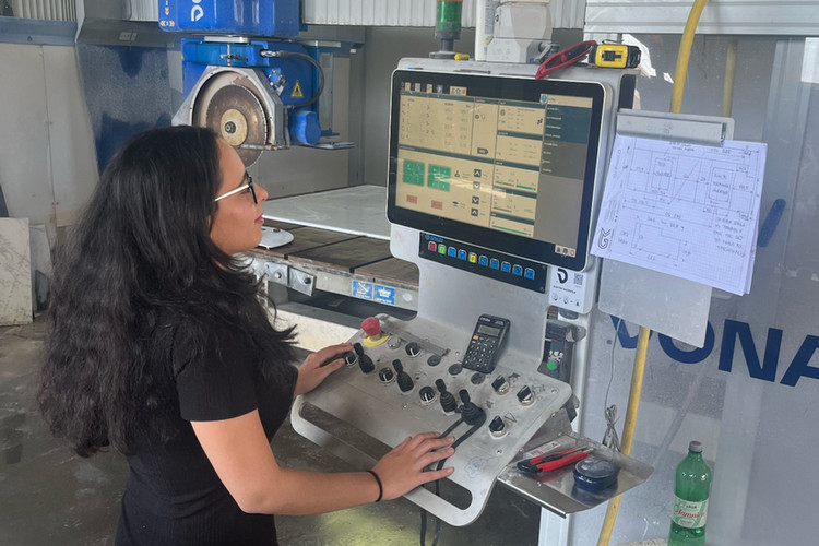 student-conducting-research